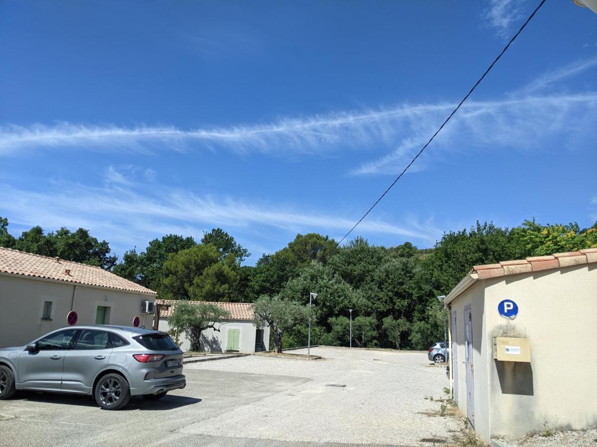 Maisonnette dans domaine avec piscine à Nyons, pays des olives Exterior foto