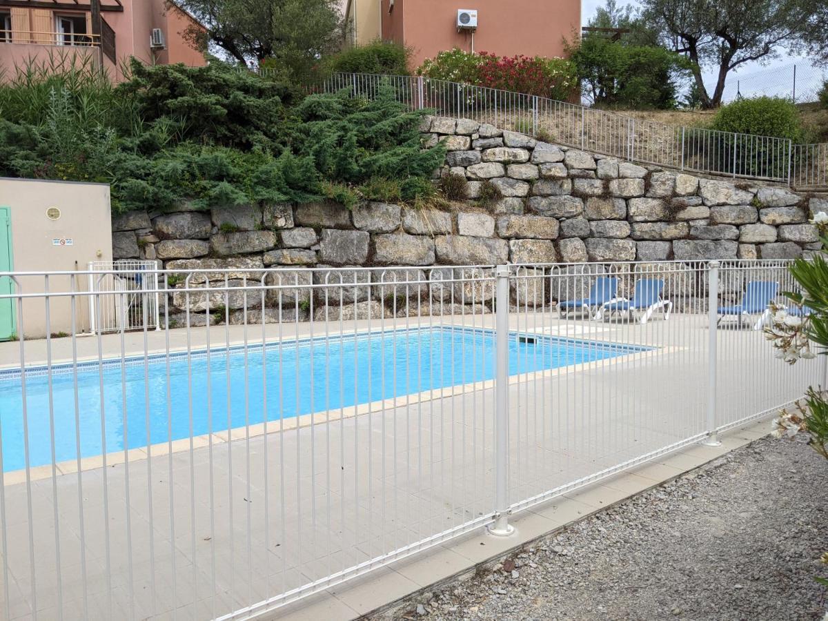 Maisonnette dans domaine avec piscine à Nyons, pays des olives Exterior foto