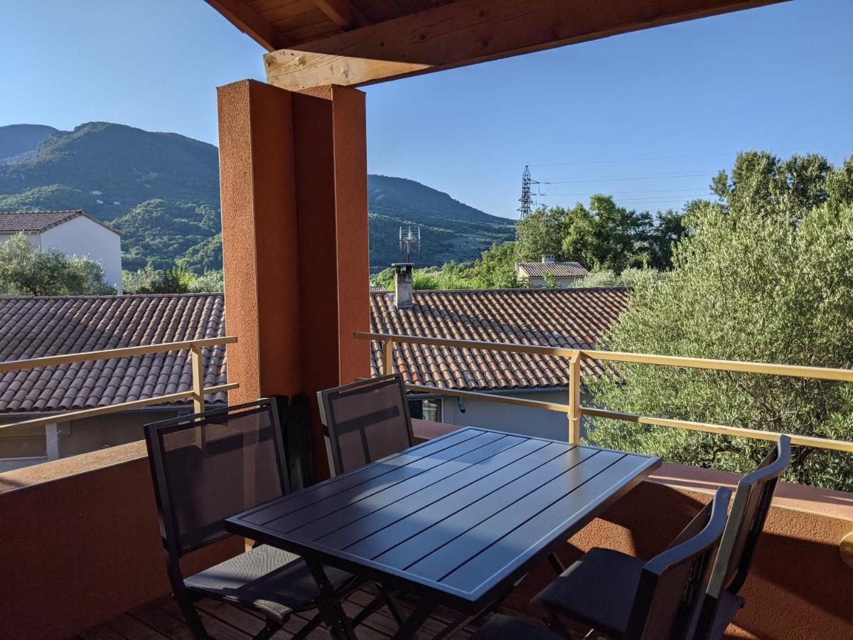 Maisonnette dans domaine avec piscine à Nyons, pays des olives Exterior foto