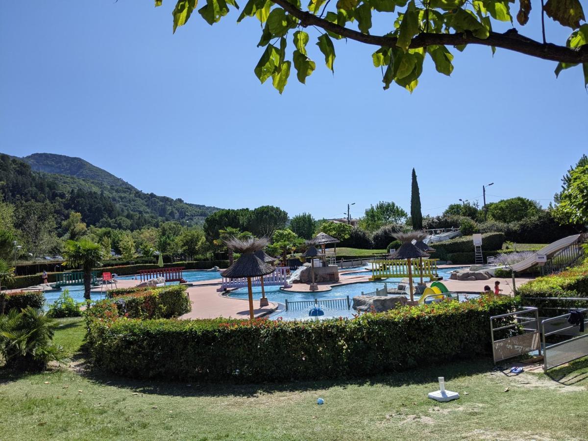 Maisonnette dans domaine avec piscine à Nyons, pays des olives Exterior foto