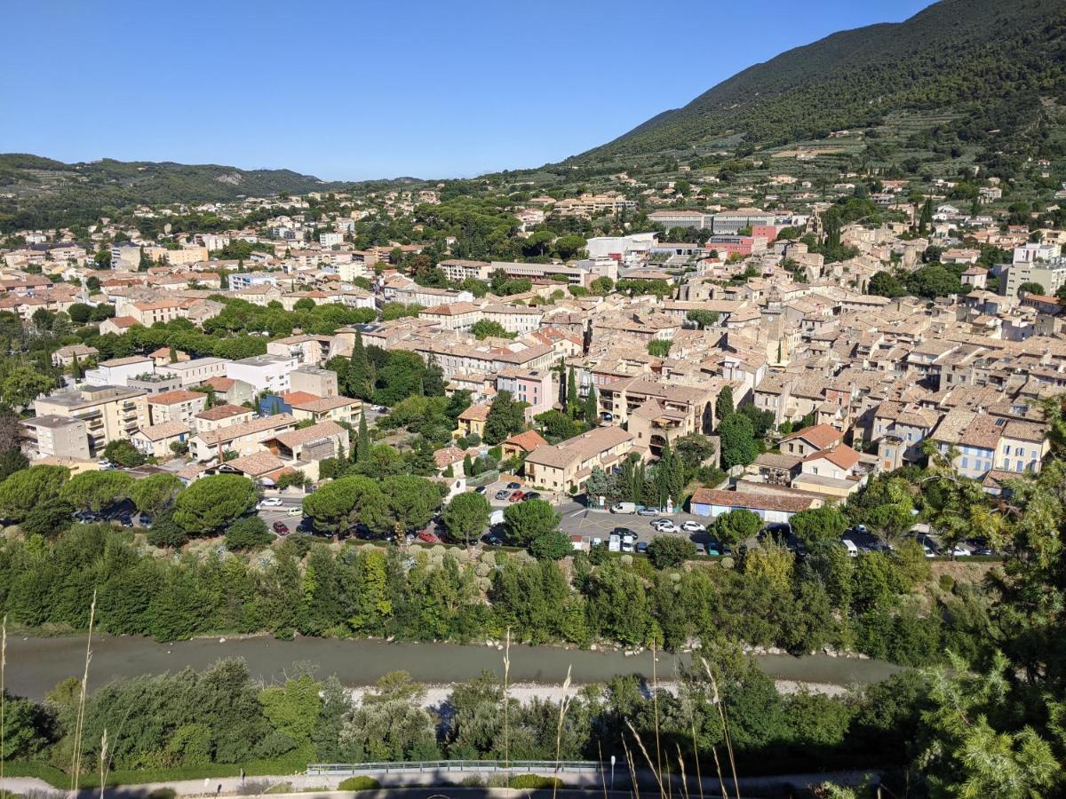Maisonnette dans domaine avec piscine à Nyons, pays des olives Exterior foto
